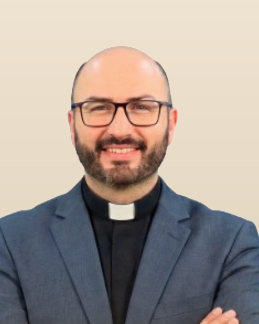 Padre Jorge Fortunato, psicanalista, terapeuta e sacerdote católico, de braços cruzados